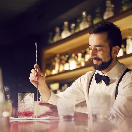 Pulitzer Amsterdam Hotel Kültér fotó A bartender at work