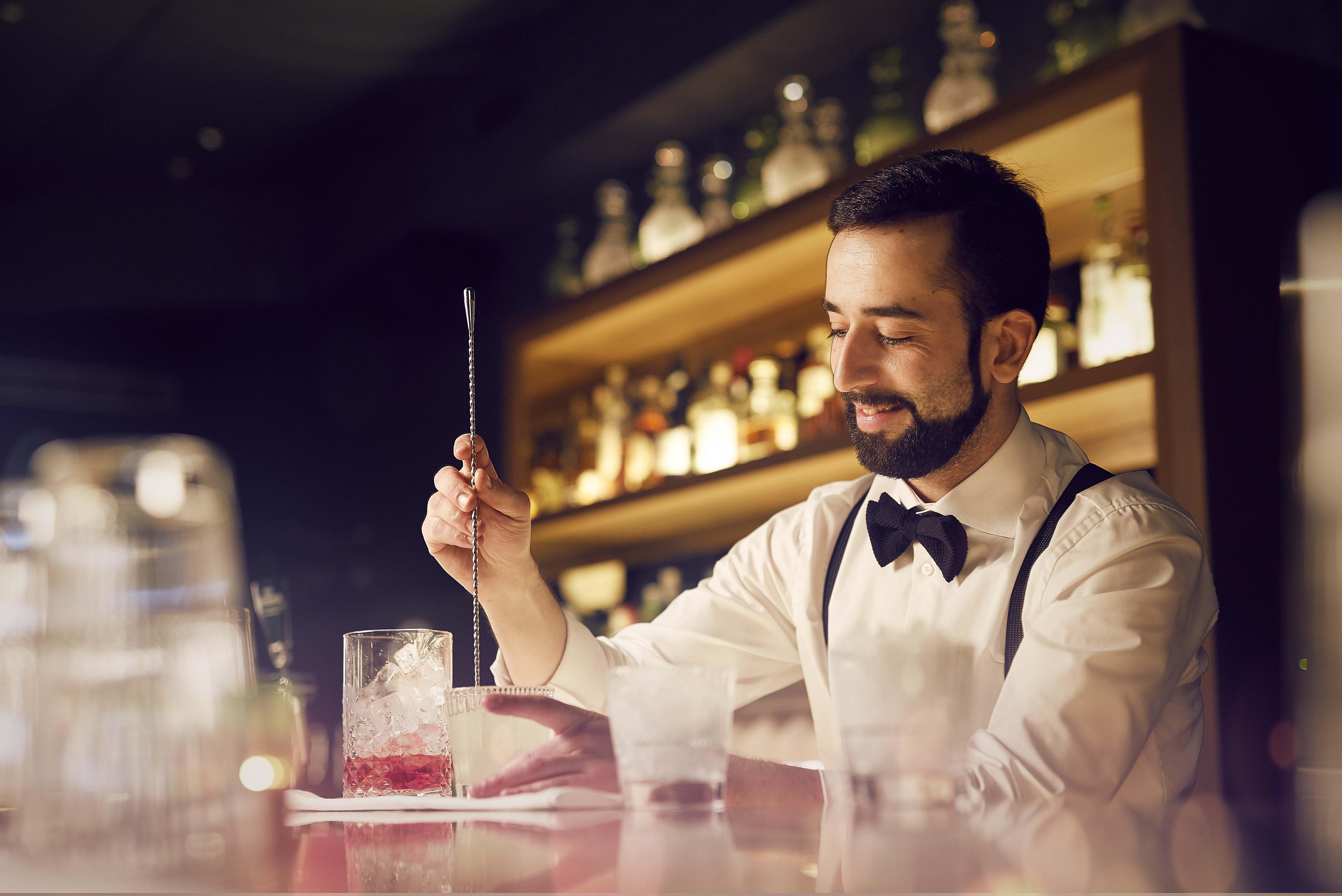 Pulitzer Amsterdam Hotel Kültér fotó A bartender at work