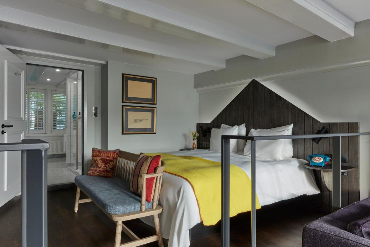 Pulitzer Amsterdam Hotel Kültér fotó A bedroom at the hotel