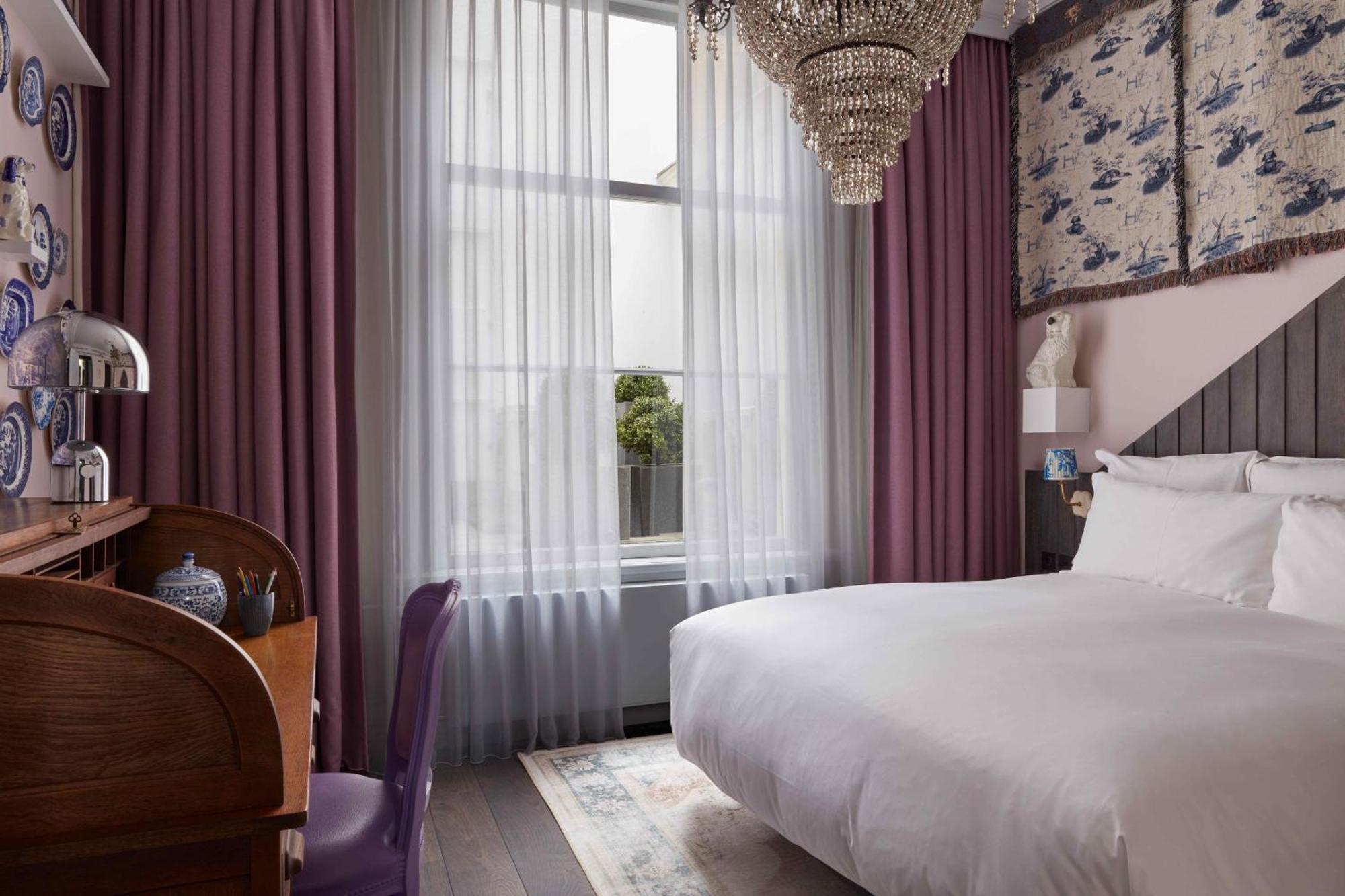 Pulitzer Amsterdam Hotel Kültér fotó A bedroom at the hotel